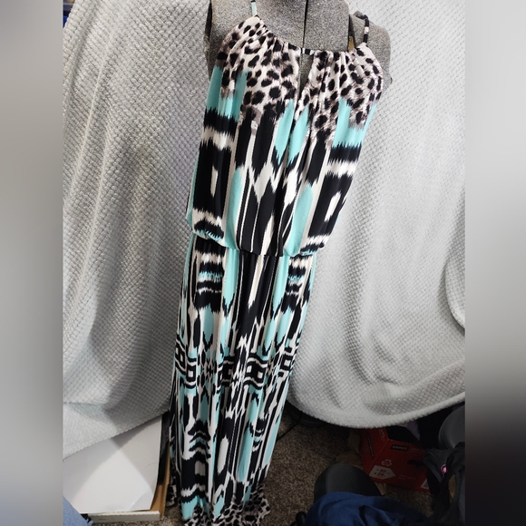 Roz & Ali Dresses & Skirts - Roz & Ali Elegant Black Garment